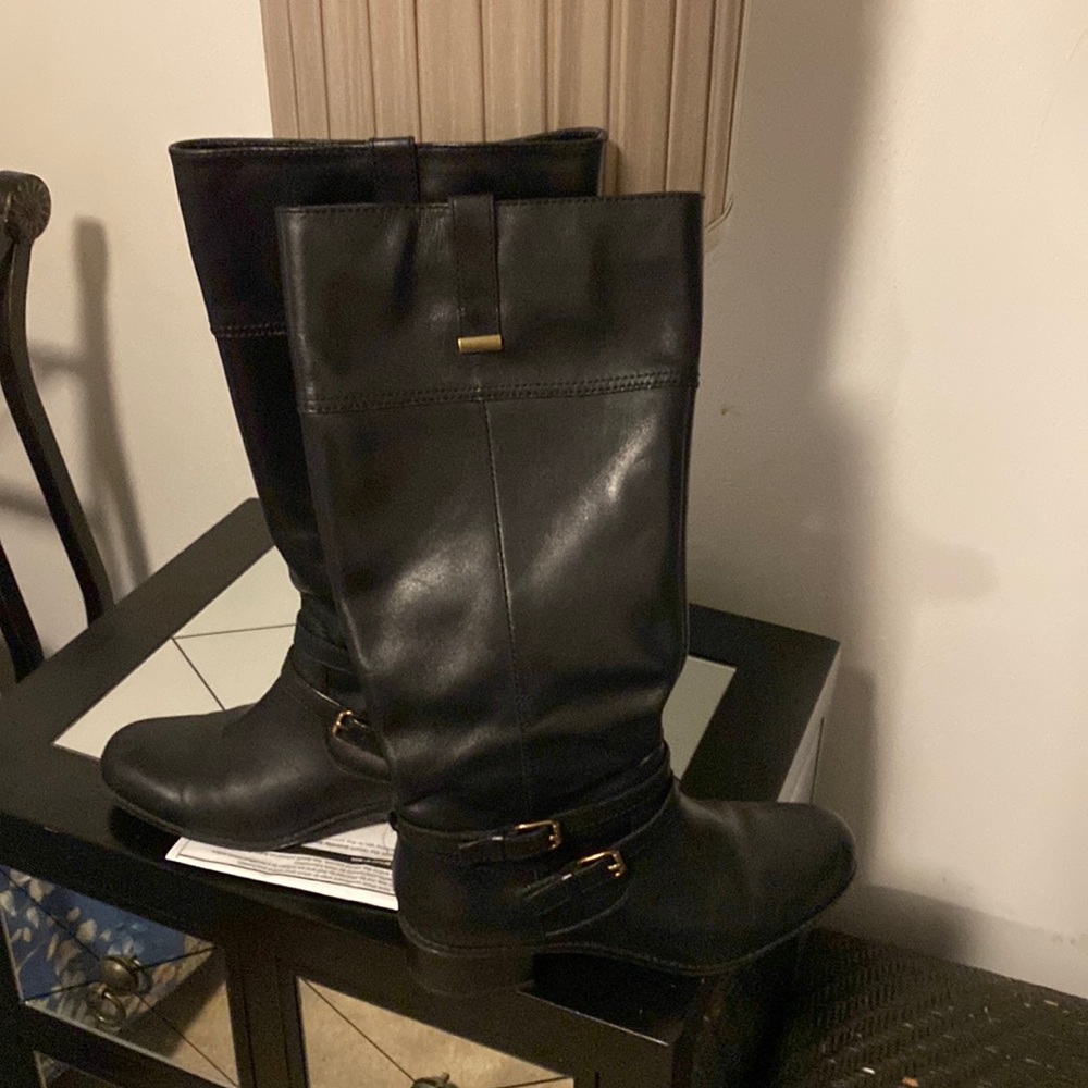 Black Bandolino boots, barely worn. You will appreciate the condition